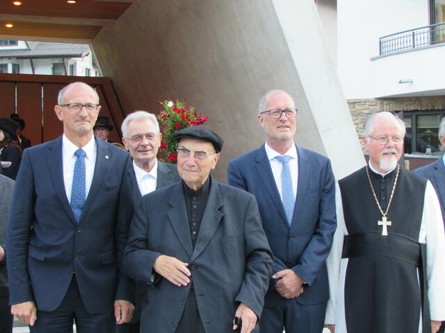 2018 feierte Pater Robert sein Diamantenes Priesterjubiläum in Ischgl: Landtagsvizepräsident Toni Mattle, Pater Michael, Pater Robert, Bgm. Werner Kurz und Abt German Erd (v.l.).