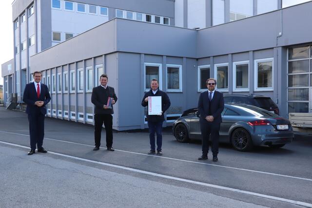 Christian Schano und Philip Kieslinger (Mitte), Geschäftsführer der KS Immo, bekamen den Innviertler von Wirtschaftslandesrat Markus Achleitner (li.) und BRS-Geschäftsführer Thomas Reiter (re.) überreicht.