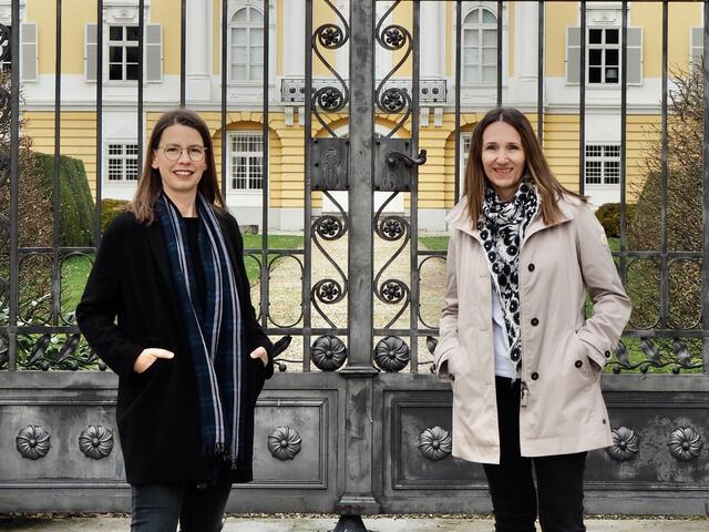 Wechsel an der Spitze der Eferdinger Künstlergilde: Evelyn Kreinecker (l.) mit Nachfolgerin Karin Hehenberger. | Foto: Bernhard Hehenberger