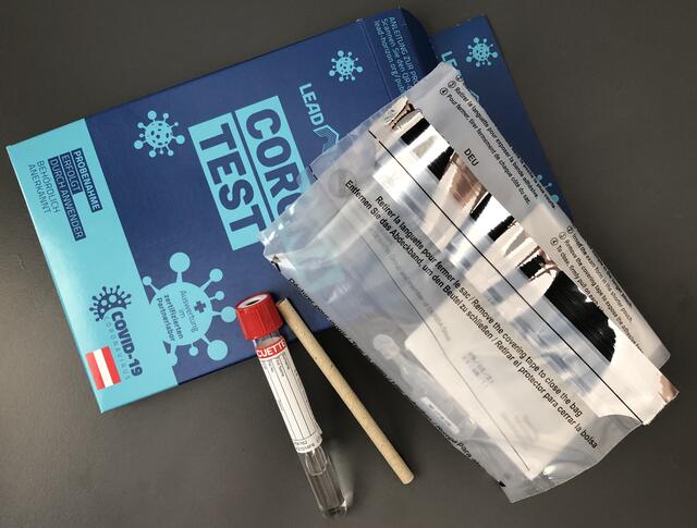 Ein Gurgeltestkit für daheim: Probenflüssigkeit, Röhrchen und das Gefäß für den Rücktransport ins Labor.