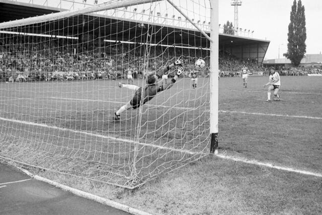 Juni 1981: Božo Bakota traf für Sturm vom Punkt. Im Hintergrund ist die Haupttribüne zu sehen. | Foto: Sammlung Sturm Graz/Fischer
