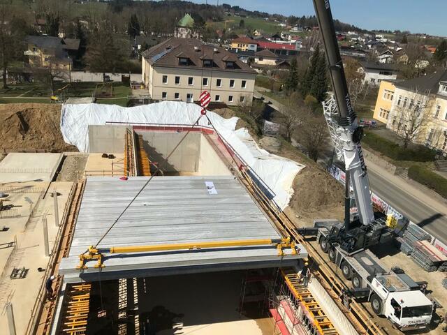 Großbaustelle im Ortszentrum von Frankenburg: Neben der Musikschule wird derzeit das neue Schulzentrum errichtet.  | Foto: Baugruppe Schmid