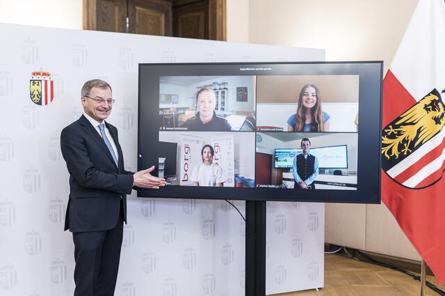 Landeshauptmann Thomas Stelzer mit den Gewinnern, links oben Manuel Muttenthaler von der HAK Kirchdorf.