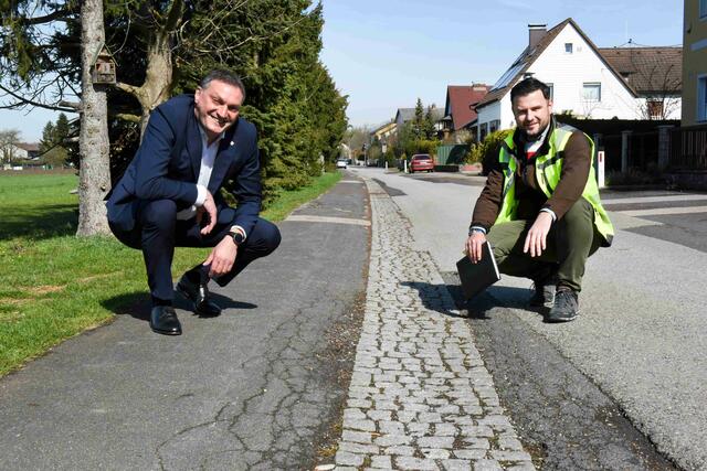 Bürgermeister Manfred Baumberger und Arnel Duvnjak von der Stadtverwaltung Ansfelden besprechen die Details der geplanten Straßenbaumaßnahmen.  | Foto: Stadtgemeinde Ansfelden