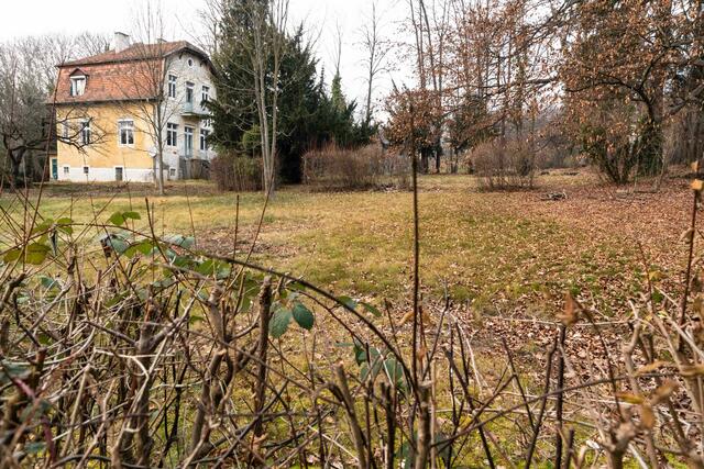 Neben dieser alten Villa wird derzeit bereits gebaut.