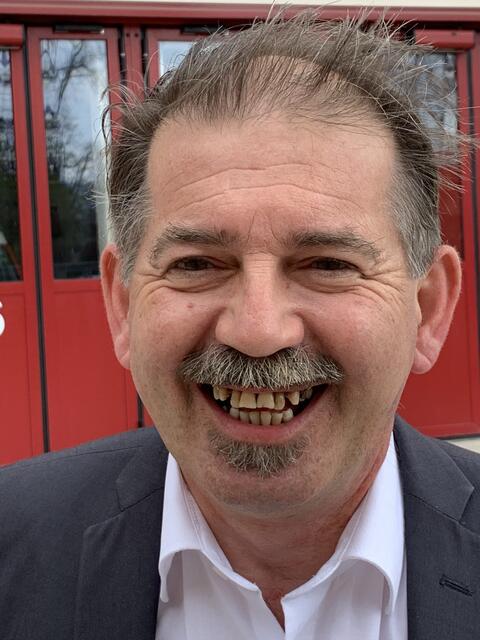 Martin Geiger, Baden
Heute Morgen beim Erdbeben hat es richtig gewackelt. Das letzte Erdbeben vor ein paar Tagen habe ich allerdings verschlafen. Ich habe keine Angst davor, stelle mich aber im Ernstfall schnell unter den Türstock.