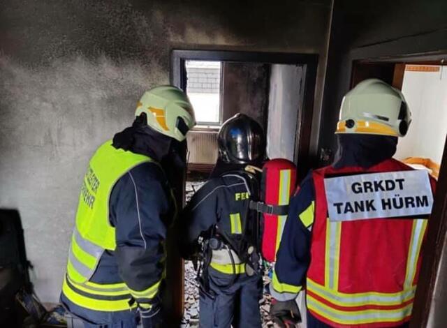 Die Feuerwehrleute bekämpften das Feuer von Innen und gaben kurz darauf Brandaus.