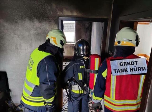 Die Feuerwehrleute bekämpften das Feuer von Innen und gaben kurz darauf Brandaus. | Foto: Freiwillige Feuerwehr Hürm/Facebook