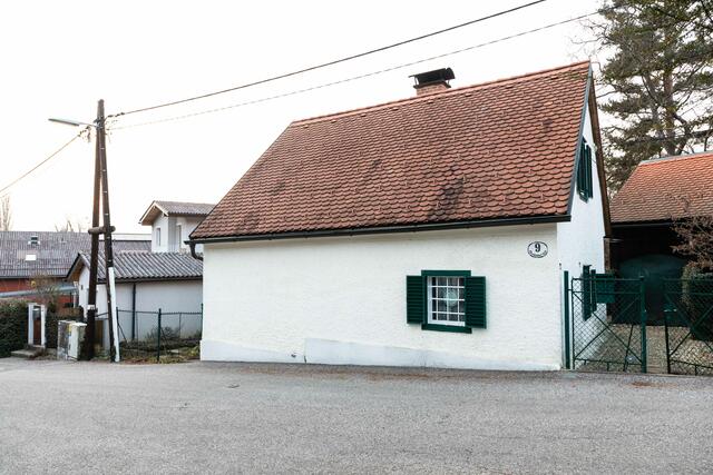 Rund um das Projekt stehen Objekte wie dieses Biedermeierhaus.