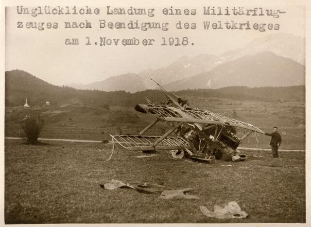 Bruchlandung eines österreichischen Militärflugzeugs in den letzten Tagen des Ersten Weltkriegs in Telfs. | Foto: Gemeindechronik Telfs