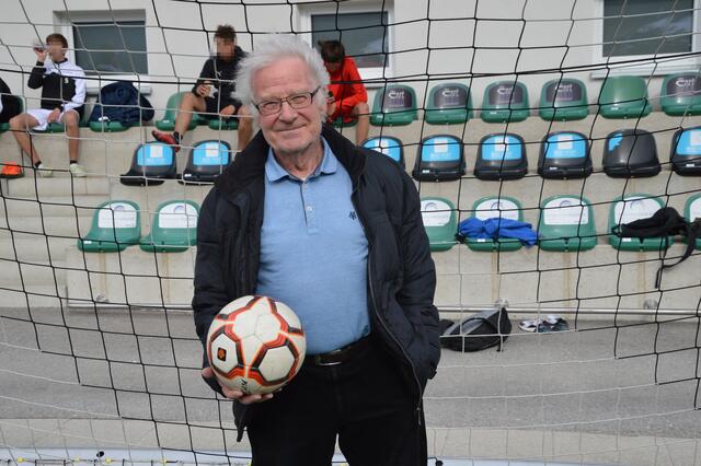 Rudolf Zauner aus Mauterndorf ist ein Fußball-Urgestein im Lungau. Der heute 83-Jährige war aktiver Fußballer und lange als Funktionär in verschiedenen Funktionen tätig. Wir haben mit ihm ein wenig in die Zeit zurückgeschaut, als der Lungauer Fußball begonnen hat. Los ging alles mit der Gründung des USC Mauterndorf im Jahre 1946, also vor 75 Jahren.