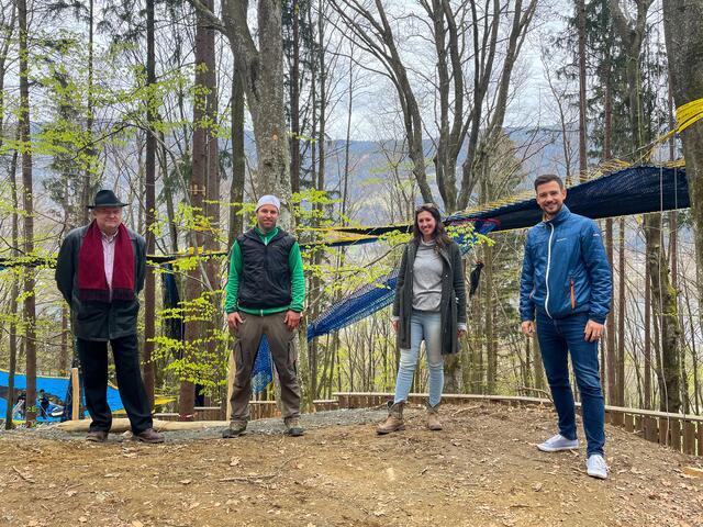 Lokalaugenschein im Kletterwald: Vizebürgermeister Lorenz Pirker, Thomas Stranner, Johana Stranner, Landesrat Sebastian Schuschnig (von links)