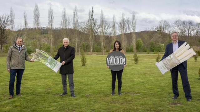 Dipl.-Ing. Werner Brugner (Kammerdirektor) LR Johann Seitinger, Claudia Tscherner (Spargelbäurin) und Mag. Christoph Holzer (Geschäftsführer SPAR Steiermark und Südburgenland), präsentieren den steirischen Spargel, der bei SPAR steiermarkweit erhältlich ist.