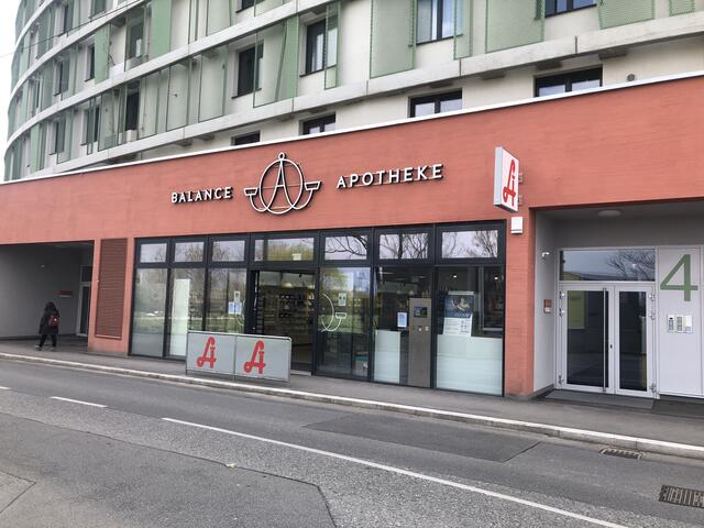 Durch die Bereitschaftsdienste ist man in Liesing auch am Wochenende und in der Nacht nie weit entfernt von einer offenen Apotheke. Das Bild zeigt die Balance Apotheke in der Meischlgasse 15.