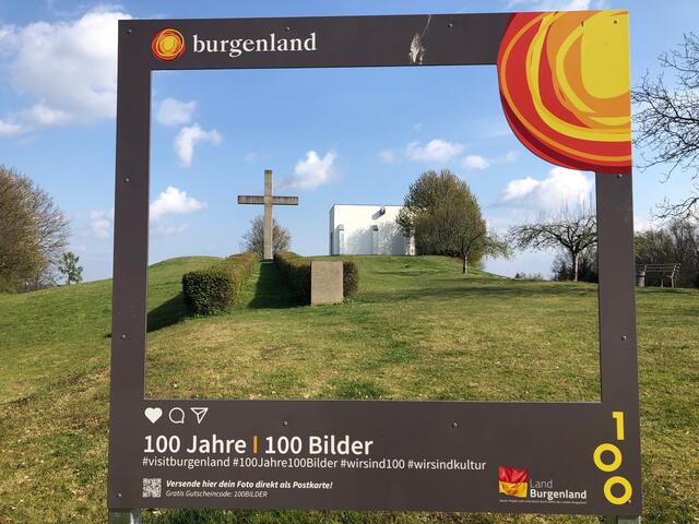 Das perfekte Fotomotiv: Am Schlösslberg in Mogersdorf ist eine von 100 Tafeln aufgestellt.