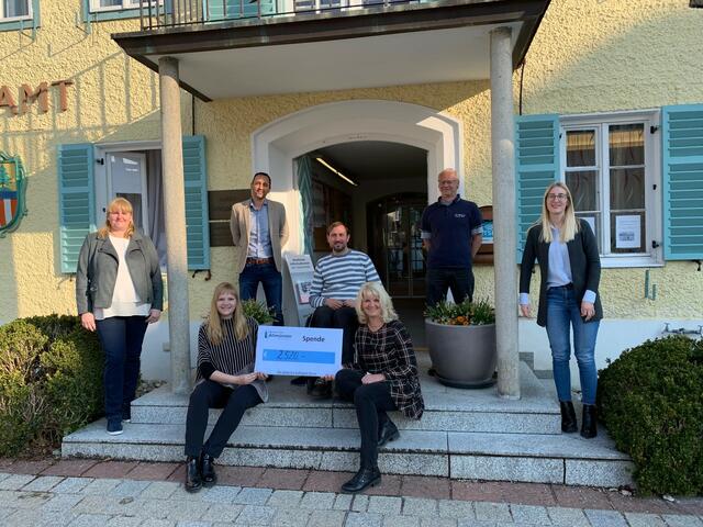 Das Team der Marktgemeinde Altmünster unterstützte den Ankauf eines Rollstuhl-Zuggeräts für den Altmünsterer René Schernberger mit 2.520 Euro. 
(v.l.) 1. Reihe: Sabine Brunner (Allg. Verwaltung), Bgm. Elisabeth Feichtinger, Personalvertreterin Rosemarie Heissl, Finanzabteilungsleiterin Eva-Maria Holzinger, 2. Reihe: Amtsleiter René Mayrhofer, René Schernberger, Günther Störinger (Bauabteilung) | Foto: Marktgemeinde Altmünster
