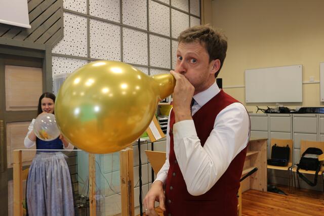 Das Zerstechen der Luftballons für die "Luftballonpolka" sorgte bei den Dreharbeiten für gute Stimmung. | Foto: Alois Reinprecht