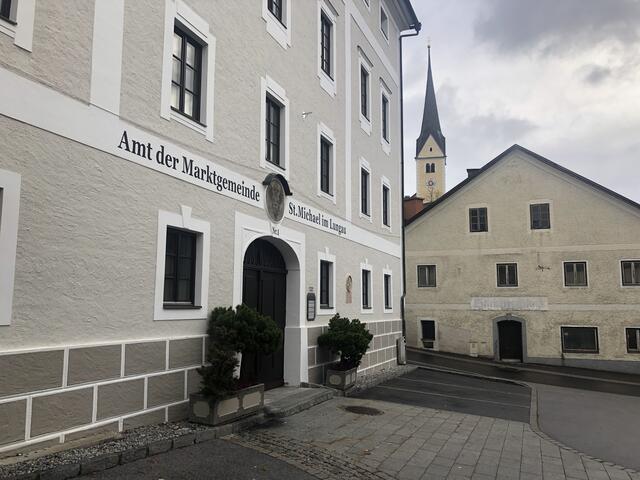 Die aktuelle Corona-Entwicklung in St. Michael im Lungau ist laut einer Information auf der Homepage der Marktgemeinde "dramatisch". Links im Bild zu sehen ist das Gemeindeamt (Archivfoto) des Ortes.