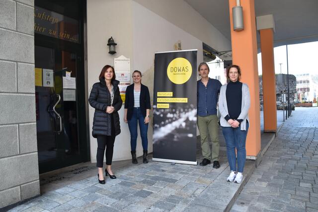 LRin Gabriele Fischer, Jennifer Cox, Leiter Oliver Altmayer und Daniela Knoll (v.l.) vor der neuen DOWAS Sozialberatungsstelle am Unteren Stadtplatz 9 in Kufstein.