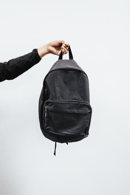 In deinem Notfallrucksack sollten unter anderem deine wichtigsten Dokumente und Kontaktdaten für deine Vertrauenspersonen sein.