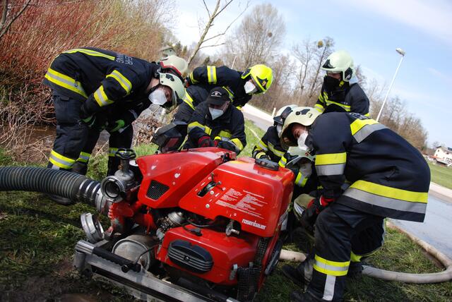 Schwerpunkt der feuerwehrübergreifenden Ausbildung war das Kennenlernen sowie die professionelle Bedienung der Tragkraftspritze. | Foto: BFKDO Ried/Bruckbauer