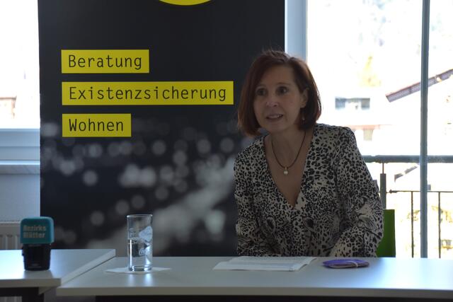 "Besonders besorgniserregend ist die Tatsache, dass auch Personen – und vor allem Familien – gegenwärtig in finanzielle Not geraten können, die über ein geregeltes und abgesichertes Einkommen verfügen", sagt LRin Gabriele Fischer.