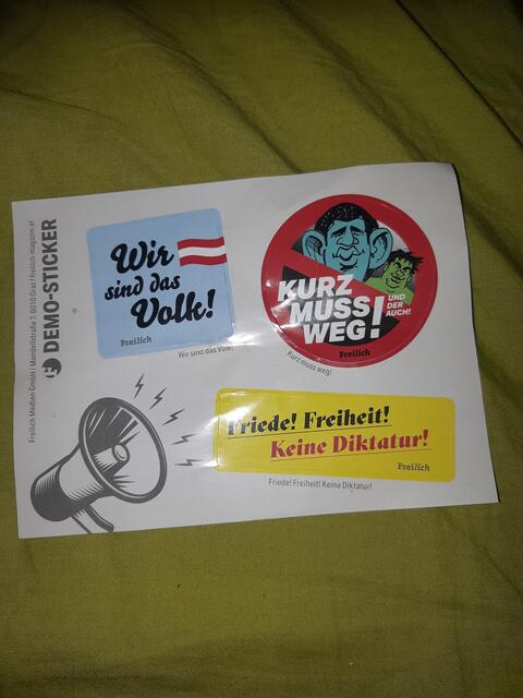 Auf der Corona-Demonstration im Februar, auf der Grenzbrücke wurden Sticker der rechtsextremen Zeitschrift „Freilich“ verteilt. Dabei handelt es sich laut der Plattform gegen Rechts um das Grazer Nachfolgemagazin von „Die Aula“. Diese war 2018 nach zahlreichen Skandalen und Beleidigungen gegen überlebende KZ-Häftlinge eingestellt worden. Laut Analyse des Dokumentationsarchivs des Österreichischen Widerstands (DÖW) fällt die "Freilich" durch ihre deutschnational-völkische, rassistische und antisemitische Ausrichtung auf. Der Slogan "Friede, Freiheit! Keine Diktatur!" wird von einigen Demonstranten bei den Demos gerufen.  | Foto: Plattform gegen Rechts 