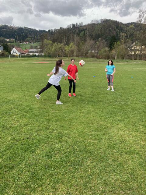 An der MS 2 Deutschlandsberg wird auch in Corona-Zeiten Faustball auf der Jahnwiese gespielt.