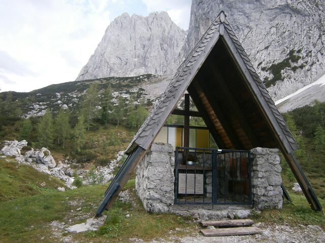 Die Gedenktafeln bei der Lotte Wasmayer Gedächtniskapelle wurden seit 1982 nicht mehr aktualisiert.  | Foto: laserer-alpin.at