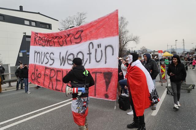 Die Demo gegen die Corona Beschränkungen am Grenzübergang Saalachbrücke zwischen Salzburg und Bayern lockte viele Menschen auf die Straße.  | Foto: Franz Neumayr 