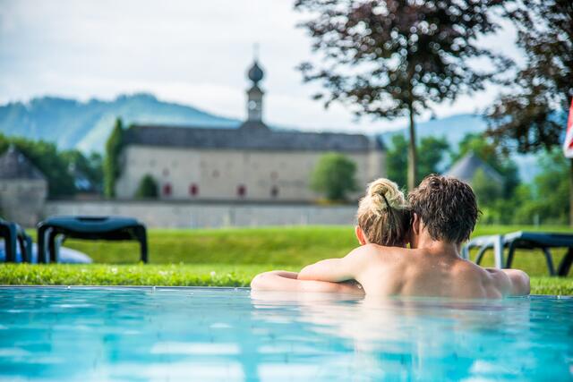 Die Therme Fohnsdorf mit Blick auf Schloss Gabelhofen.