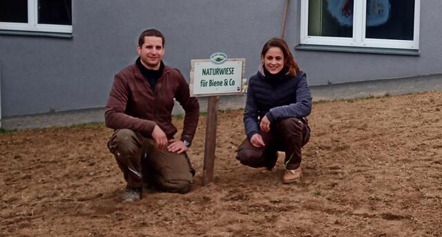 Vizebürgermeister Christian Kletzl und Sandra Zulus auf der neu aufbereiteten Blühwiese beim Bauhof in Echsenbach.