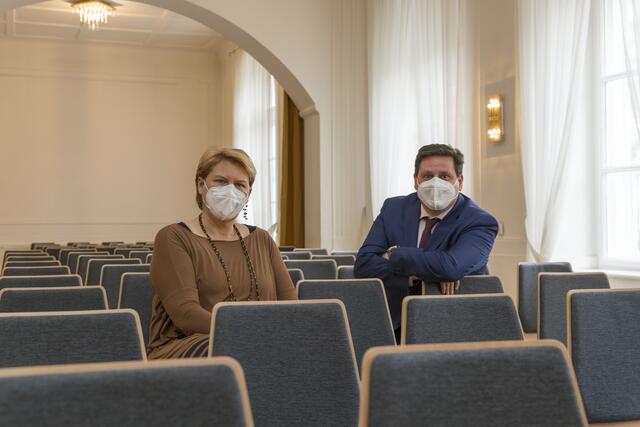 Im Bild: Bürgermeister Stefan Szirucsek und Vizebürgermeisterin Helga Krismer im wunderschönen Ambiente des „Hauses der Kunst“, das durch die neue Bestuhlung weiter aufgewertet wurde.
 | Foto: Psb