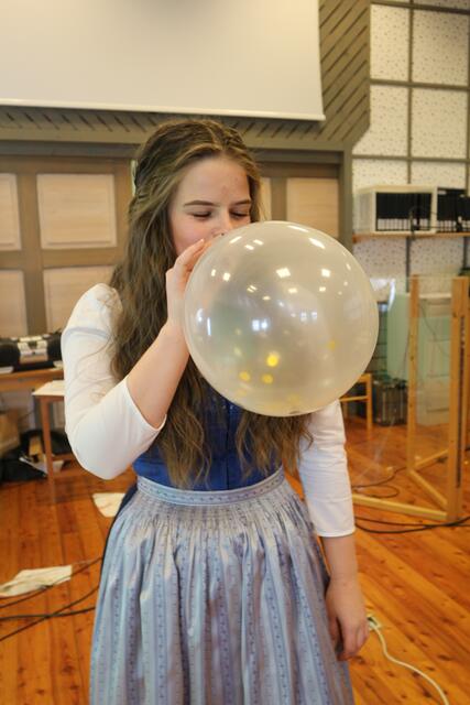 Das Zerstechen der Luftballons für die "Luftballonpolka" sorgte bei den Dreharbeiten für gute Stimmung. | Foto: Alois Reinprecht