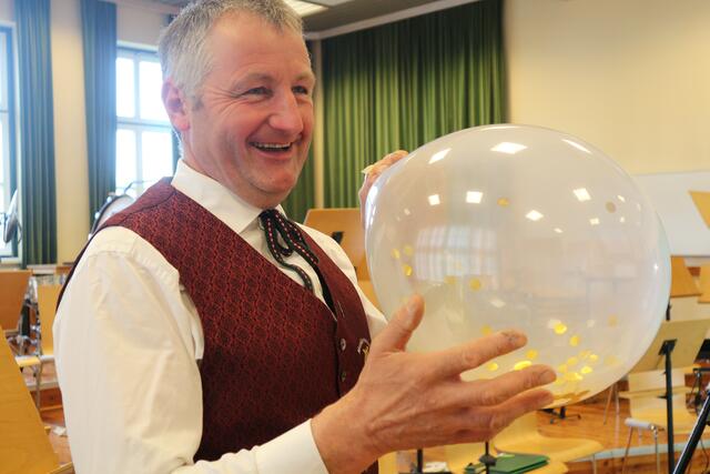 Das Zerstechen der Luftballons für die "Luftballonpolka" sorgte bei den Dreharbeiten für gute Stimmung. | Foto: Alois Reinprecht