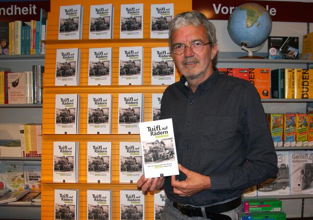 Historiker Manfred Jenewein aus Landeck mit seinem Werk "Tuifl auf Rädern". | Foto: Othmar Kolp