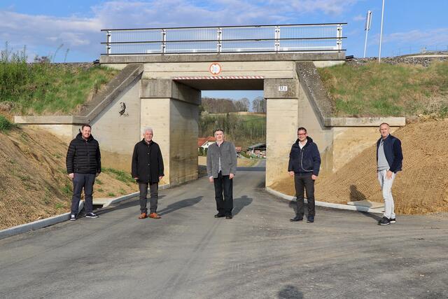 Freude bei GR Manuel Leopold, Vzbgm. Walter Berghofer, Bgm. Günter Müller, Ortsvorsteher GR Christoph Miksch und GR Martin Lebenbauer (v.l.).