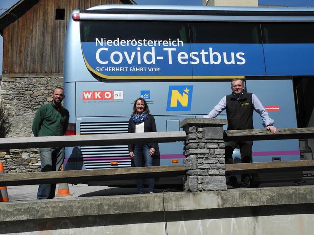 Trotz regen Zulaufs in Kottes-Purk Zeit für ein Foto: Unternehmer Christian Dornhackl, WKNÖ-Bezirksstellenobfrau Anne Blauensteiner und Gemeinderat Franz Schrammel (v.l.) | Foto: Johann Maringer