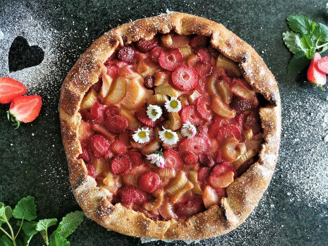 Erdbeer-Rhabarber-Galette | Foto: Katrin Ebetshuber