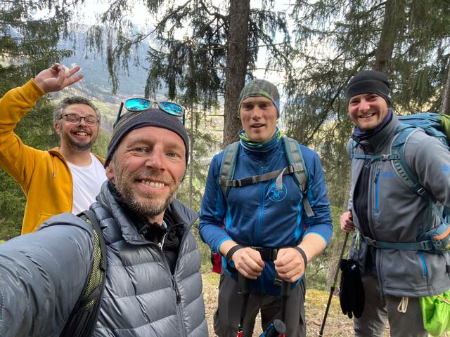 Die 3 steierischen Muske(l)tiere Michael Großschädl, Paul Sommersguter und Martin Kosch (v.r.) mit ihrem Wegbegleiter durch Landeck, Kabarettist Gabriel Castañeda.