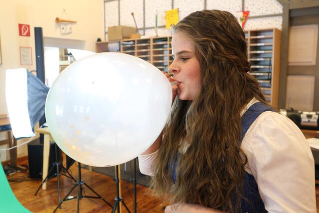 Das Zerstechen der Luftballons für die "Luftballonpolka" sorgte bei den Dreharbeiten für gute Stimmung. | Foto: Alois Reinprecht