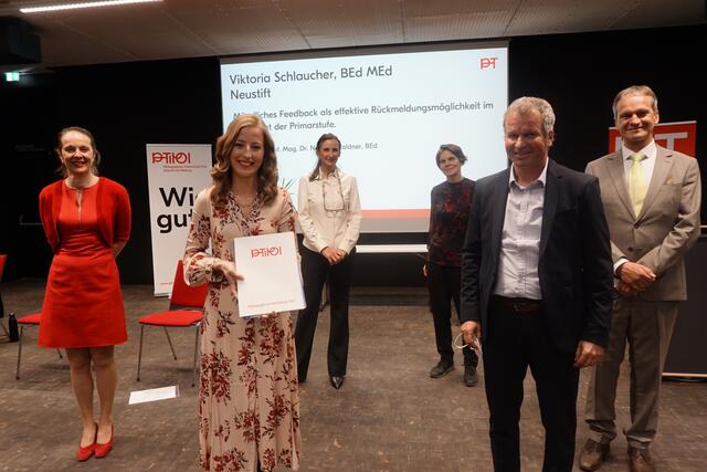 Vizerektorin Irmgard Plattner, Absolventin Viktoria Schlaucher, Institutsleiterin Claudia Haas, Vizerektorin Elfriede Alber, Masterarbeits-Betreuer Norbert Waldner, Rektor Thomas Schöpf (v.l.)