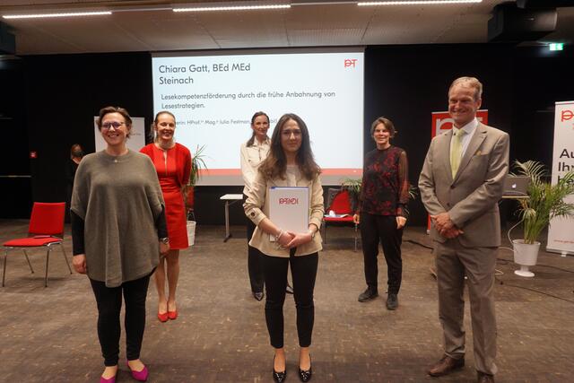 Masterarbeits-Betreuerin Julia Festman, Vizerektorin Irmgard Plattner, Institutsleiterin Claudia Haas, Absolventin Chiara Gatt, Vizerektorin Elfriede Alber, Rektor Thomas Schöpf (v.l.)