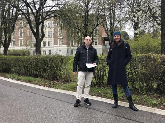 Mario Scalet (WSE) und Margret Wimmer bei der Begehung im Otto-Wagner-Areal. | Foto: Michael J. Payer