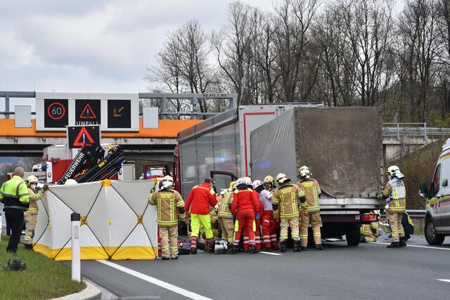 Am 20. April kam es auf der A12 Richtung Kufstein zu einem schweren Unfall zwischen einem Sattelschlepper und einem Klein-Lkw.  | Foto: ZOOM.Tirol