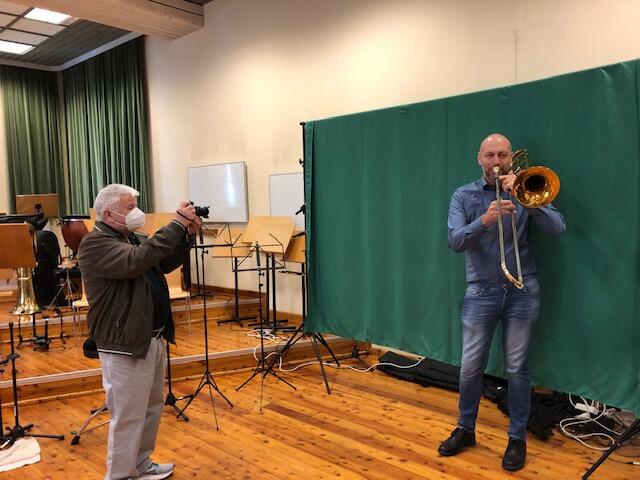 Gerhard Absenger und Alois Reinsprecht bei Aufnahmen vor dem Greenscreen.