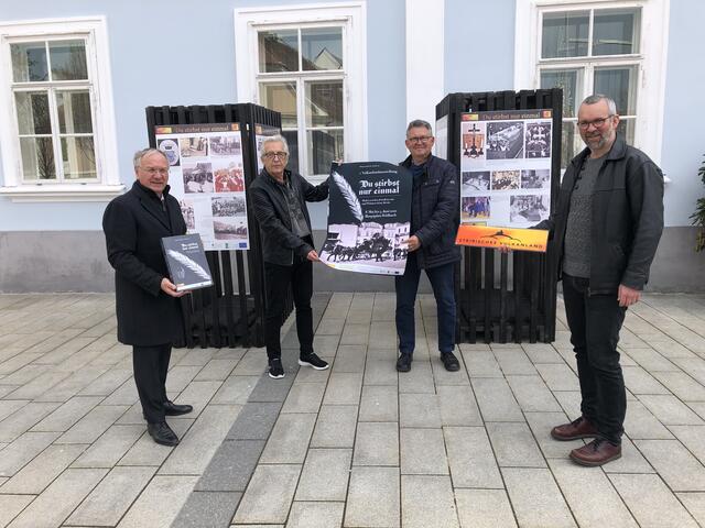 Dem Tod geben Josef Ober, Johann Schleich, Karl Lenz und Michael Fend, Geschäftsführer vom Steirischen Vulkanland (v.l.), eine große Bühne.