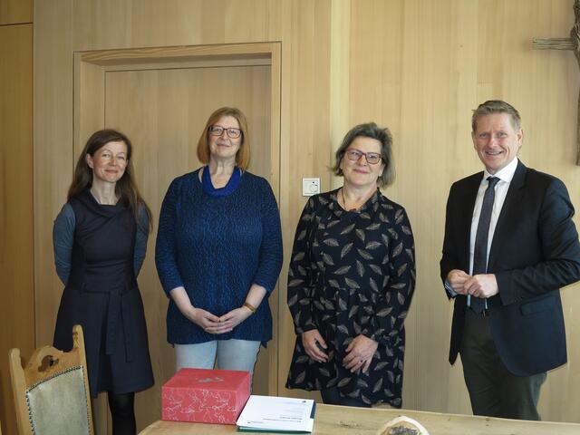 Margit Berger bringt neuen Schwung in die Erwachsenenbildung in Kuchl. Im Bild (v.re.) Bgm. Dr. Thomas Freylinger, Margit Berger, Mag. Maria Plößnig und Mag. Christa Wieland (Salzburger Bildungswerk).