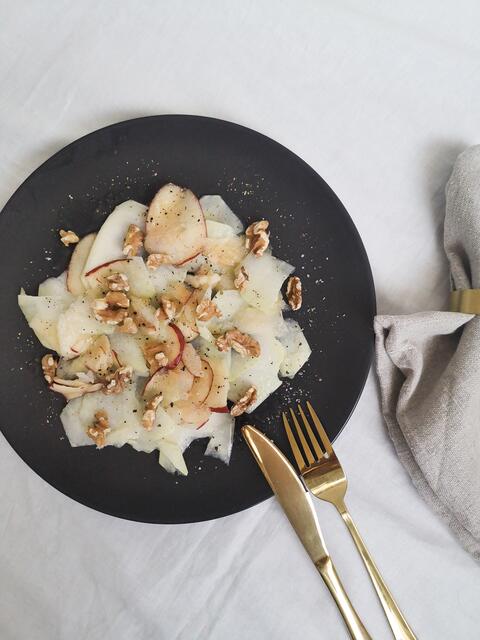 Ein Carpaccio ohne rohes Fleisch, dafür mit Kohlrabi und Apfel. Eine Scheibe Vollkornbrot dazu und ihr habt eine leichte und feine Vorspeise. | Foto: Foodie-Therapy/M.Rohrmoser