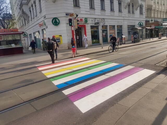 Am Josef-Matthias-Hauer-Platz wurde der erste Regenbogen-Zebrastreifen der Josefstadt angefertigt. | Foto: privat